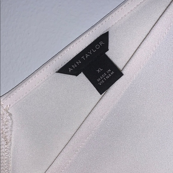 ✨Ann Taylor, Sleeveless White Blouse - Picture 3 of 5